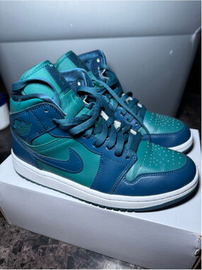 Women's Jordan Air Jordan 1 Mid Teal Blue Sneakers Size 8